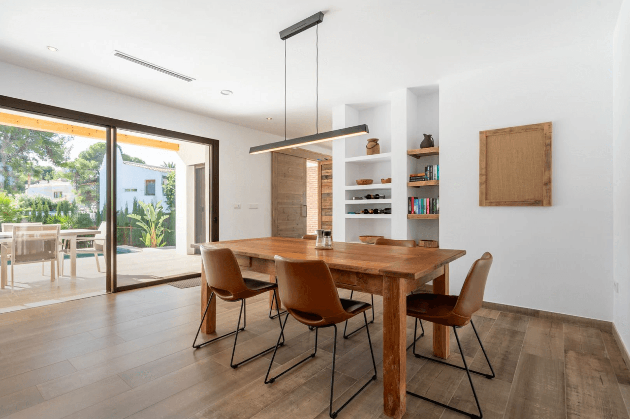 Hermosa villa moderna en venta a solo 200 metros de Cala Blanca.