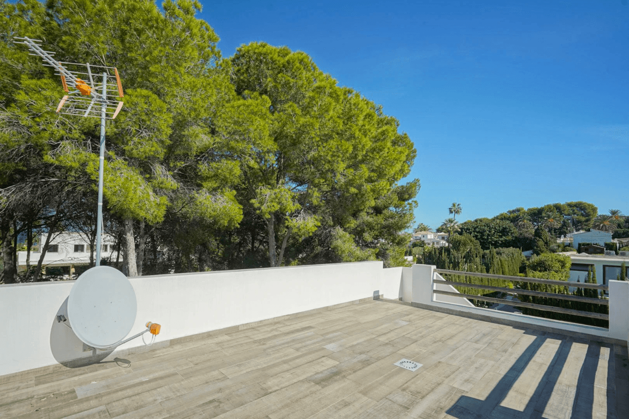 Hermosa villa moderna en venta a solo 200 metros de Cala Blanca.