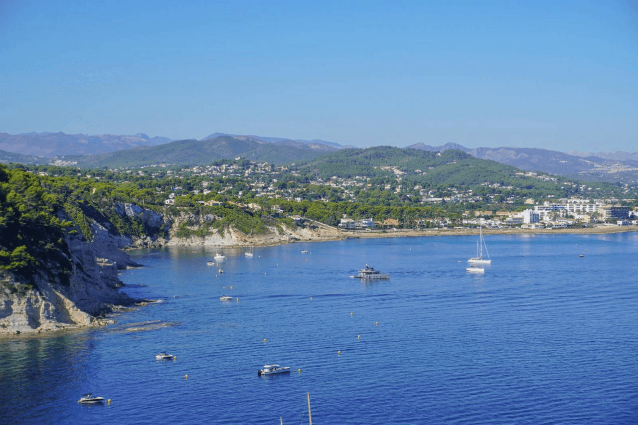 Hermosa villa moderna en venta a solo 200 metros de Cala Blanca.