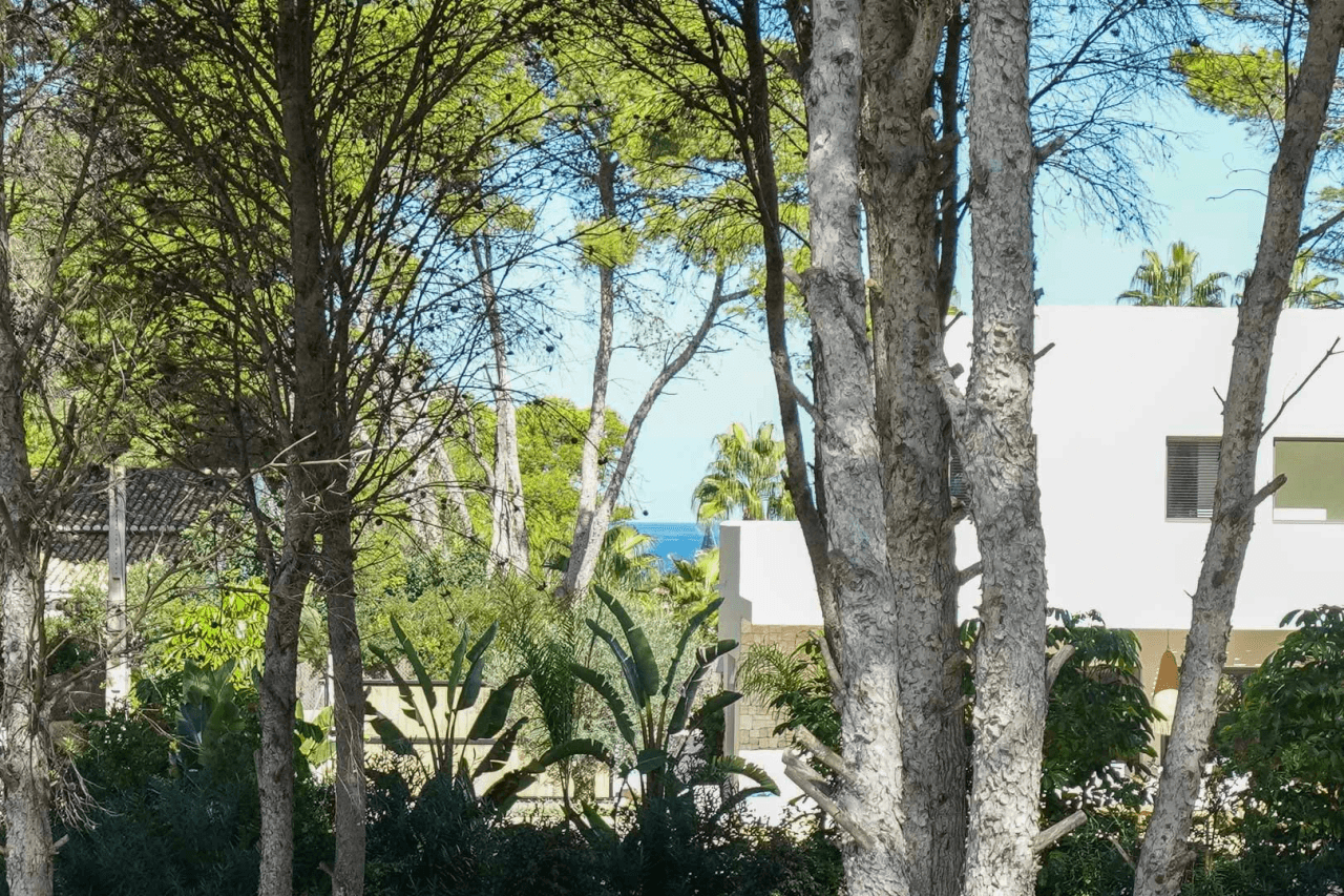 Hermosa villa moderna en venta a solo 200 metros de Cala Blanca.