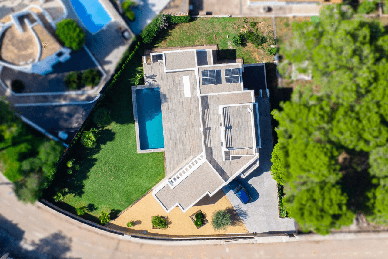 Hermosa villa moderna en venta a solo 200 metros de Cala Blanca.