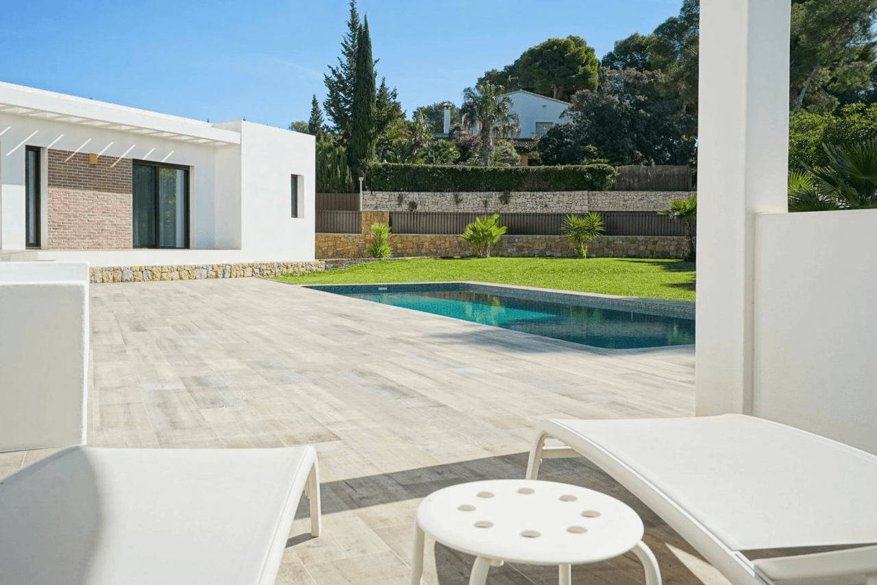 Hermosa villa moderna en venta a solo 200 metros de Cala Blanca.