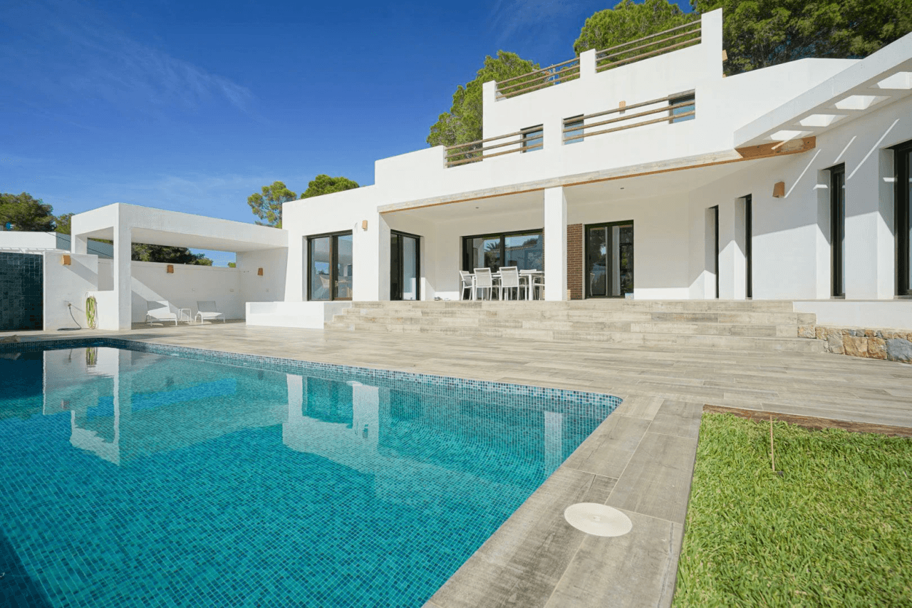 Hermosa villa moderna en venta a solo 200 metros de Cala Blanca.