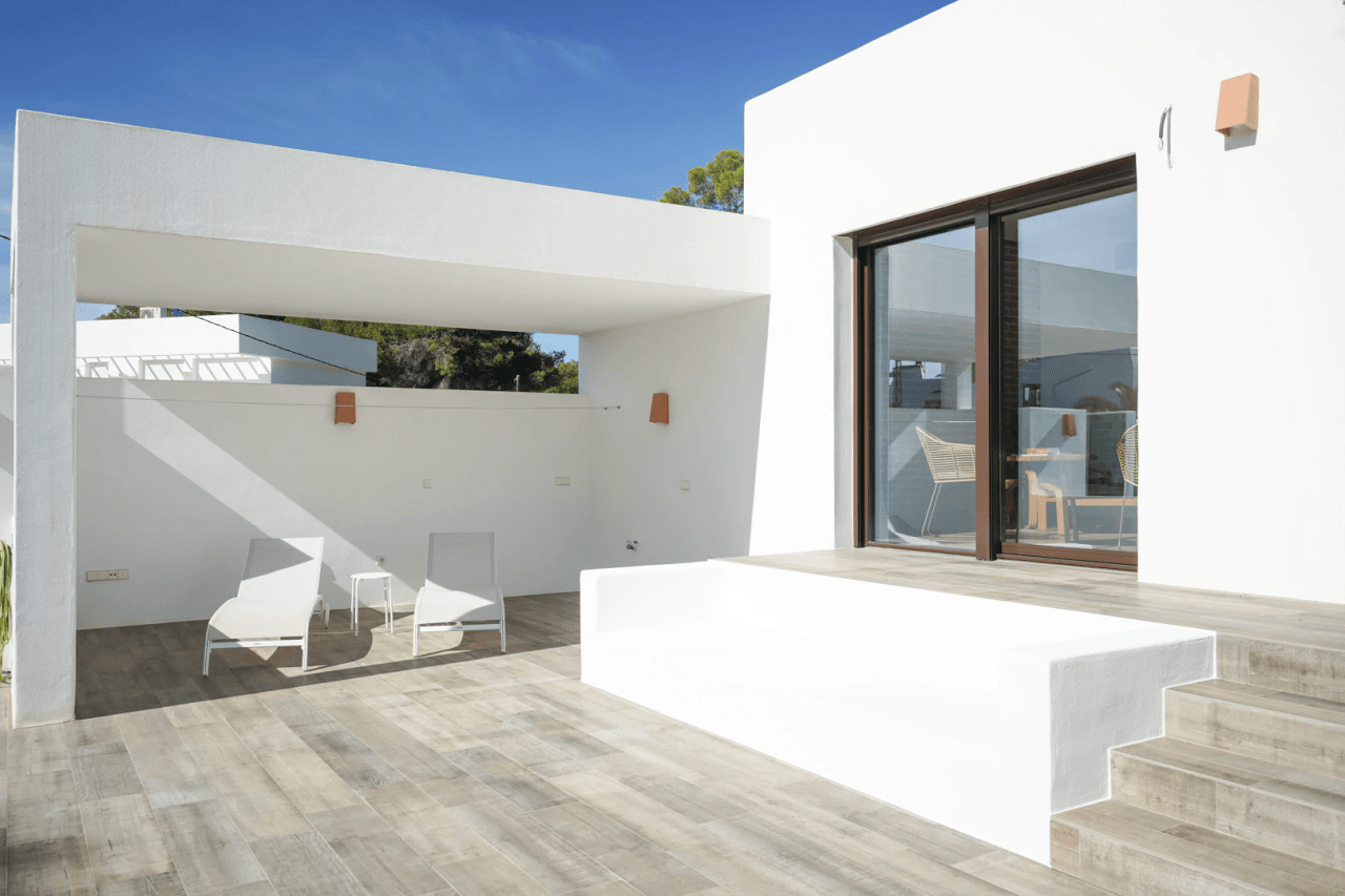 Hermosa villa moderna en venta a solo 200 metros de Cala Blanca.