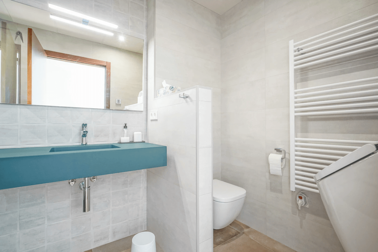 Hermosa villa moderna en venta a solo 200 metros de Cala Blanca.