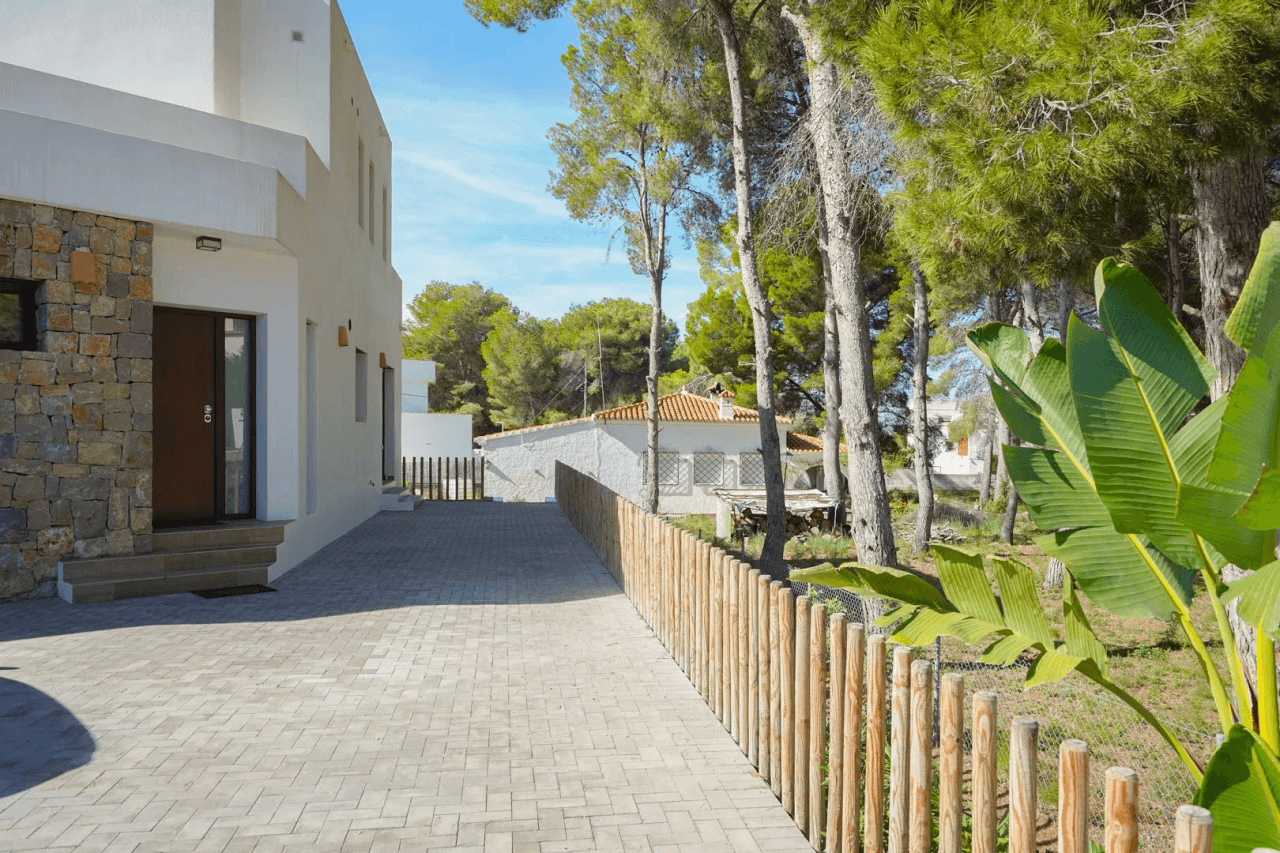 Hermosa villa moderna en venta a solo 200 metros de Cala Blanca.