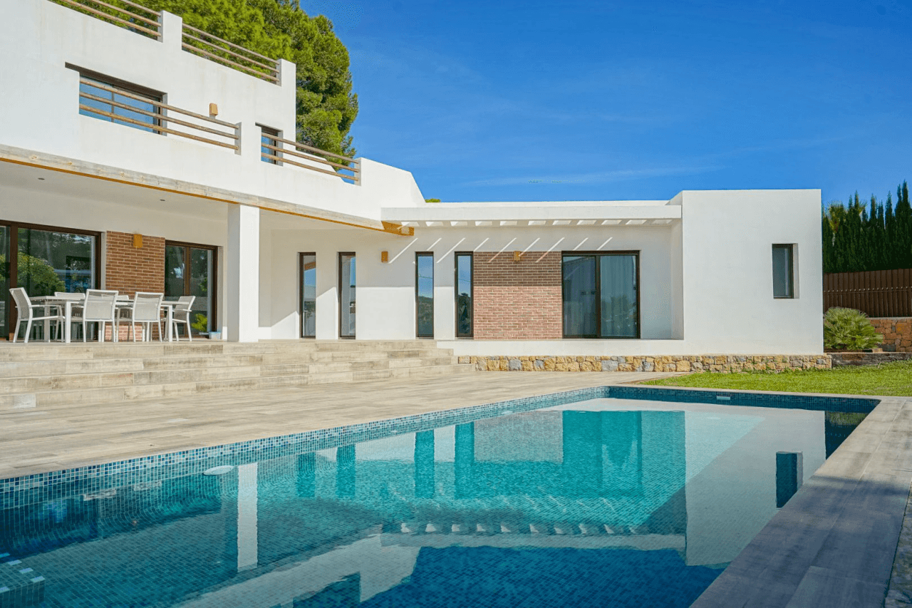 Hermosa villa moderna en venta a solo 200 metros de Cala Blanca.