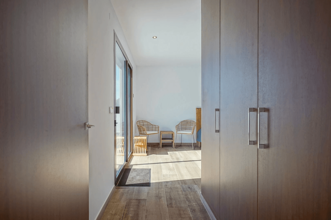 Hermosa villa moderna en venta a solo 200 metros de Cala Blanca.