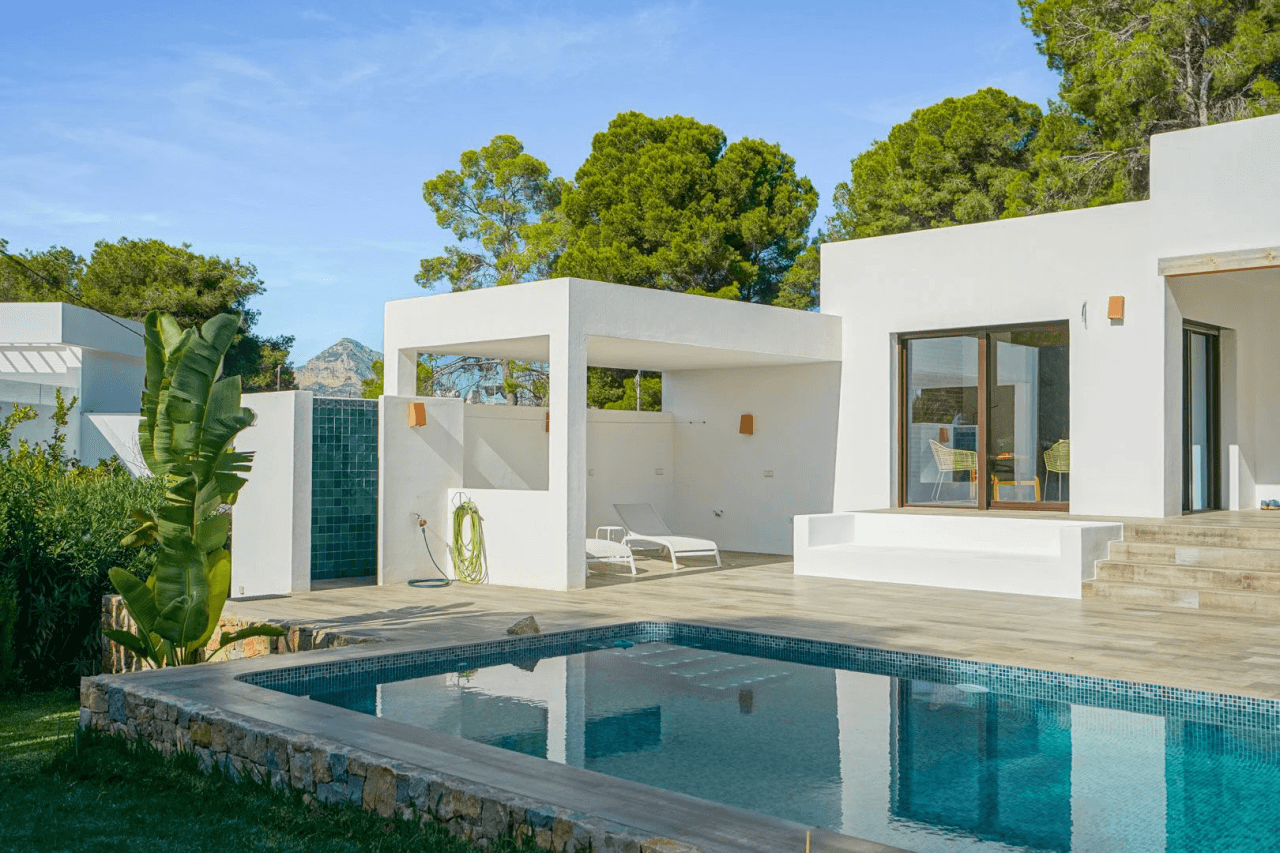 Hermosa villa moderna en venta a solo 200 metros de Cala Blanca.