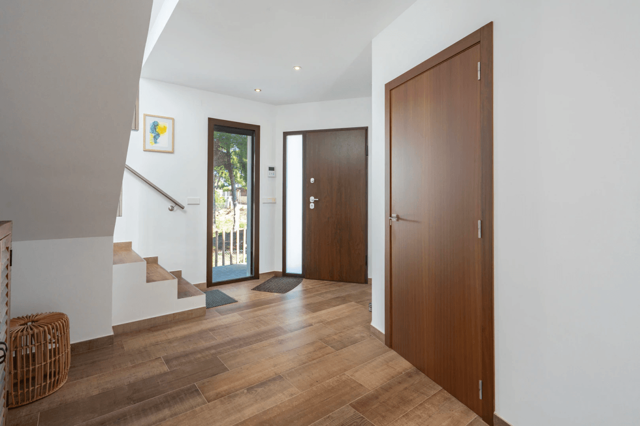 Hermosa villa moderna en venta a solo 200 metros de Cala Blanca.