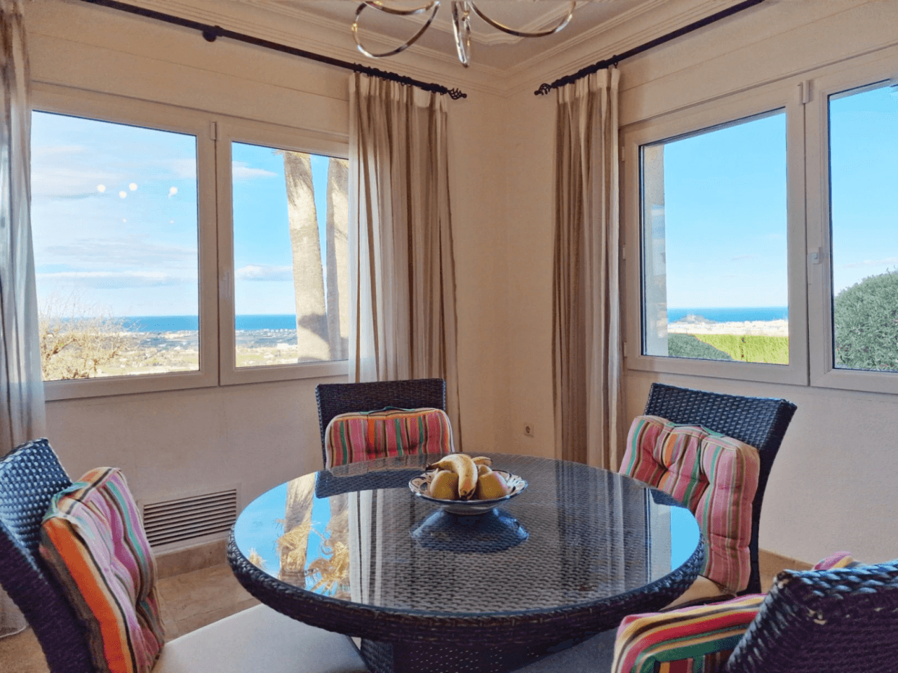 Gelijkvloerse villa met uitzicht op zee in Marquesa VI