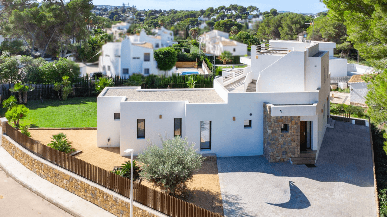 Hermosa villa moderna en venta a solo 200 metros de Cala Blanca.