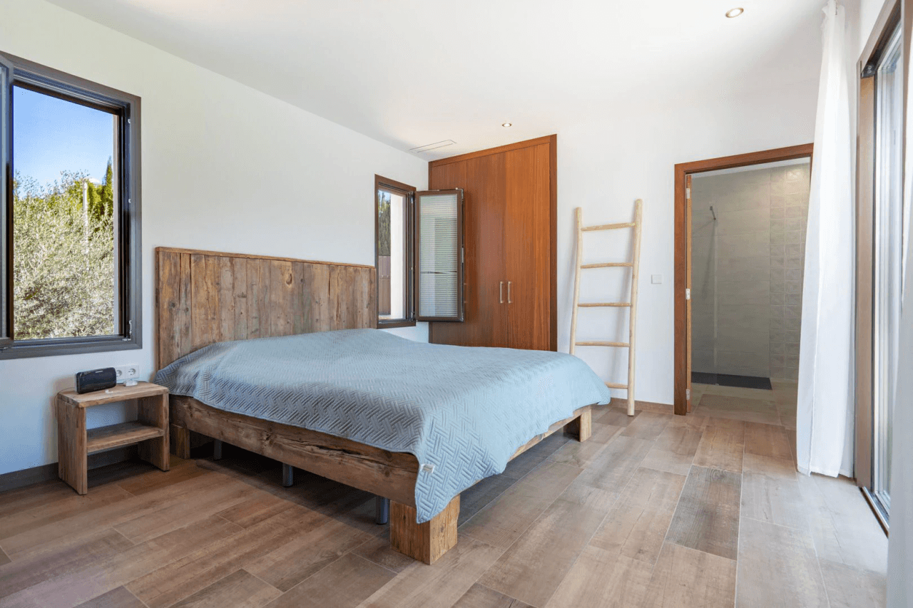 Hermosa villa moderna en venta a solo 200 metros de Cala Blanca.