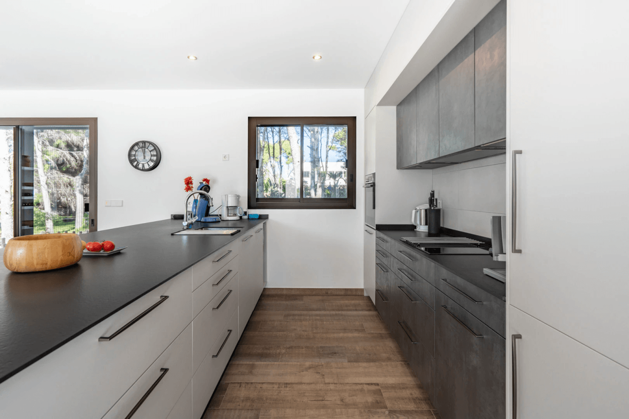 Hermosa villa moderna en venta a solo 200 metros de Cala Blanca.