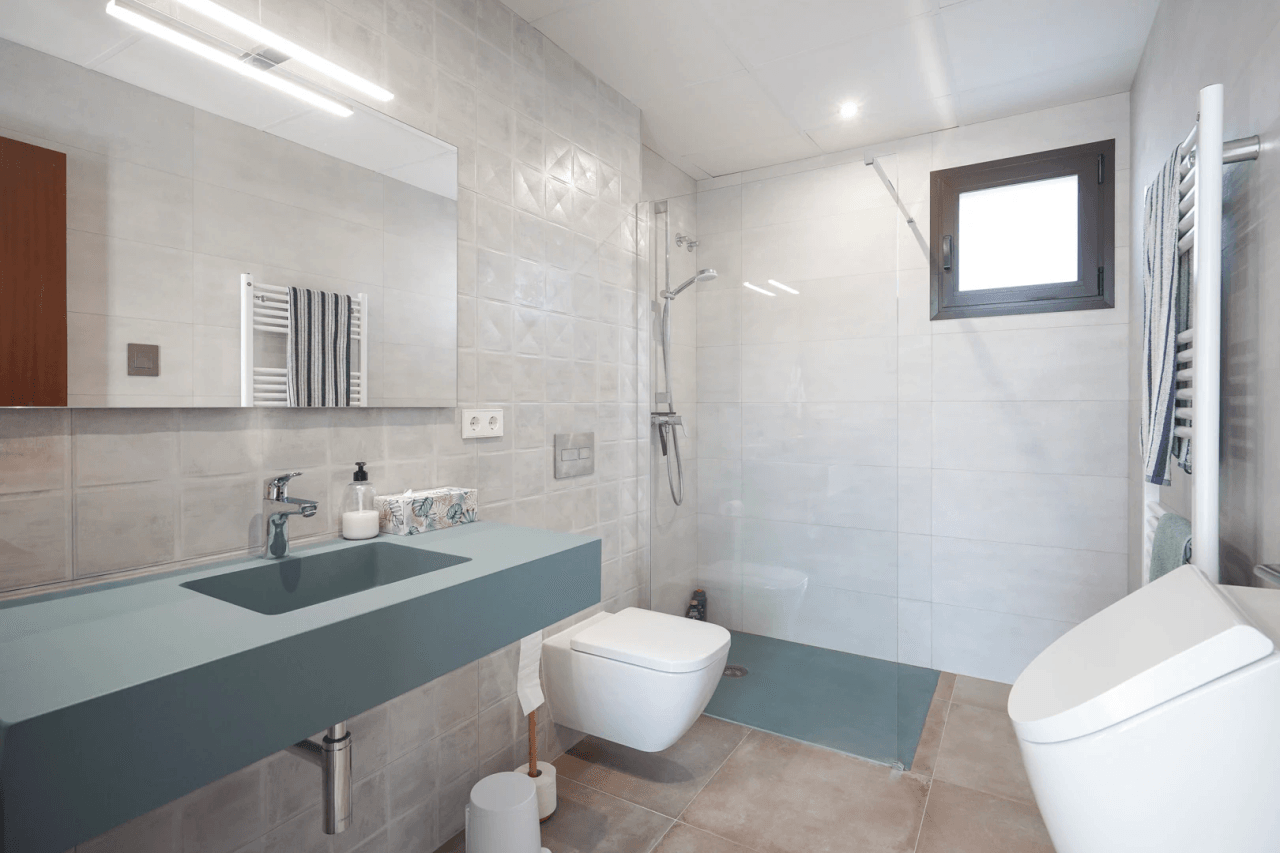 Hermosa villa moderna en venta a solo 200 metros de Cala Blanca.