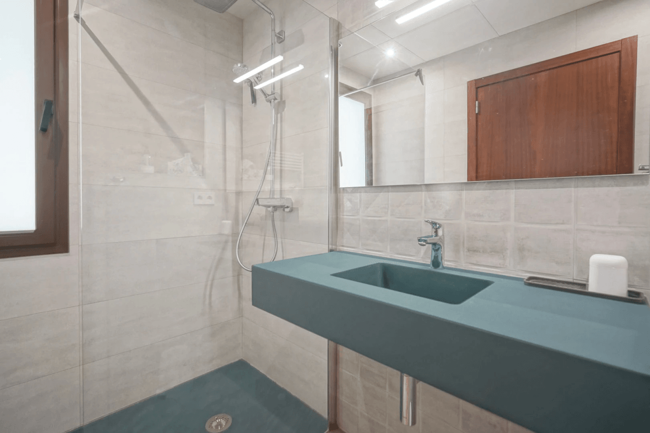 Hermosa villa moderna en venta a solo 200 metros de Cala Blanca.