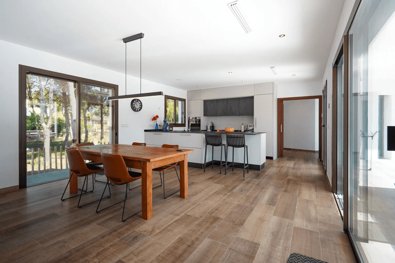 Hermosa villa moderna en venta a solo 200 metros de Cala Blanca.