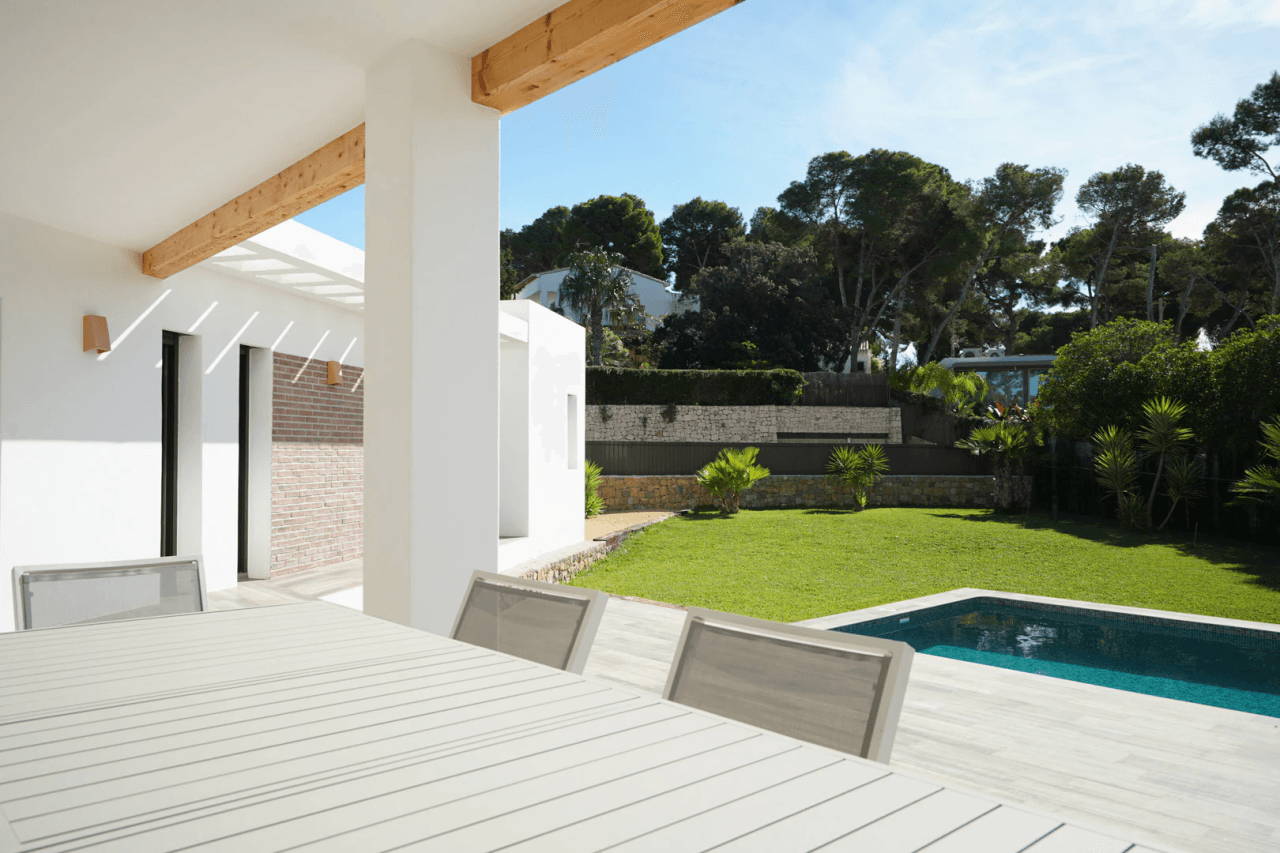 Hermosa villa moderna en venta a solo 200 metros de Cala Blanca.