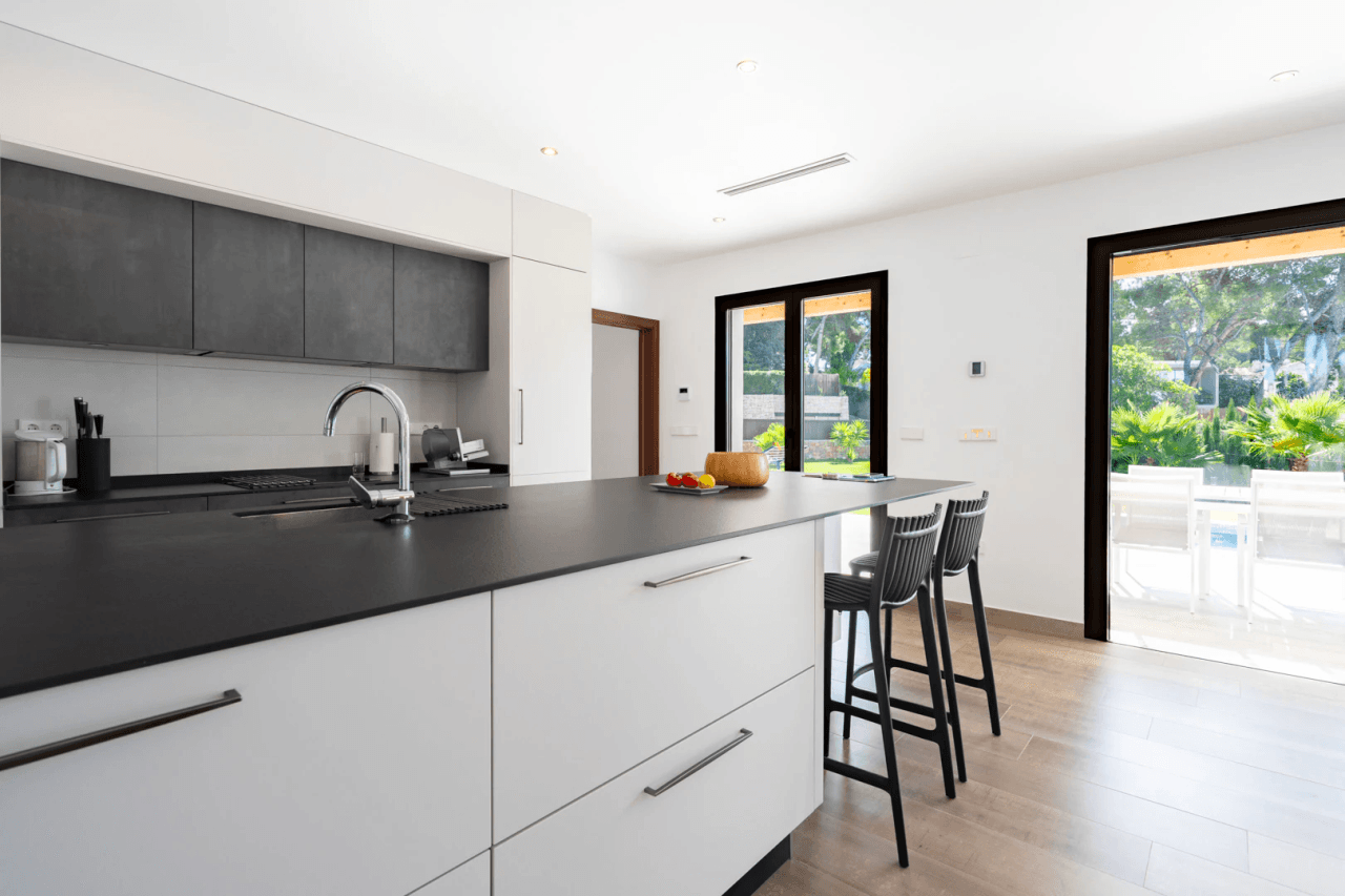 Hermosa villa moderna en venta a solo 200 metros de Cala Blanca.