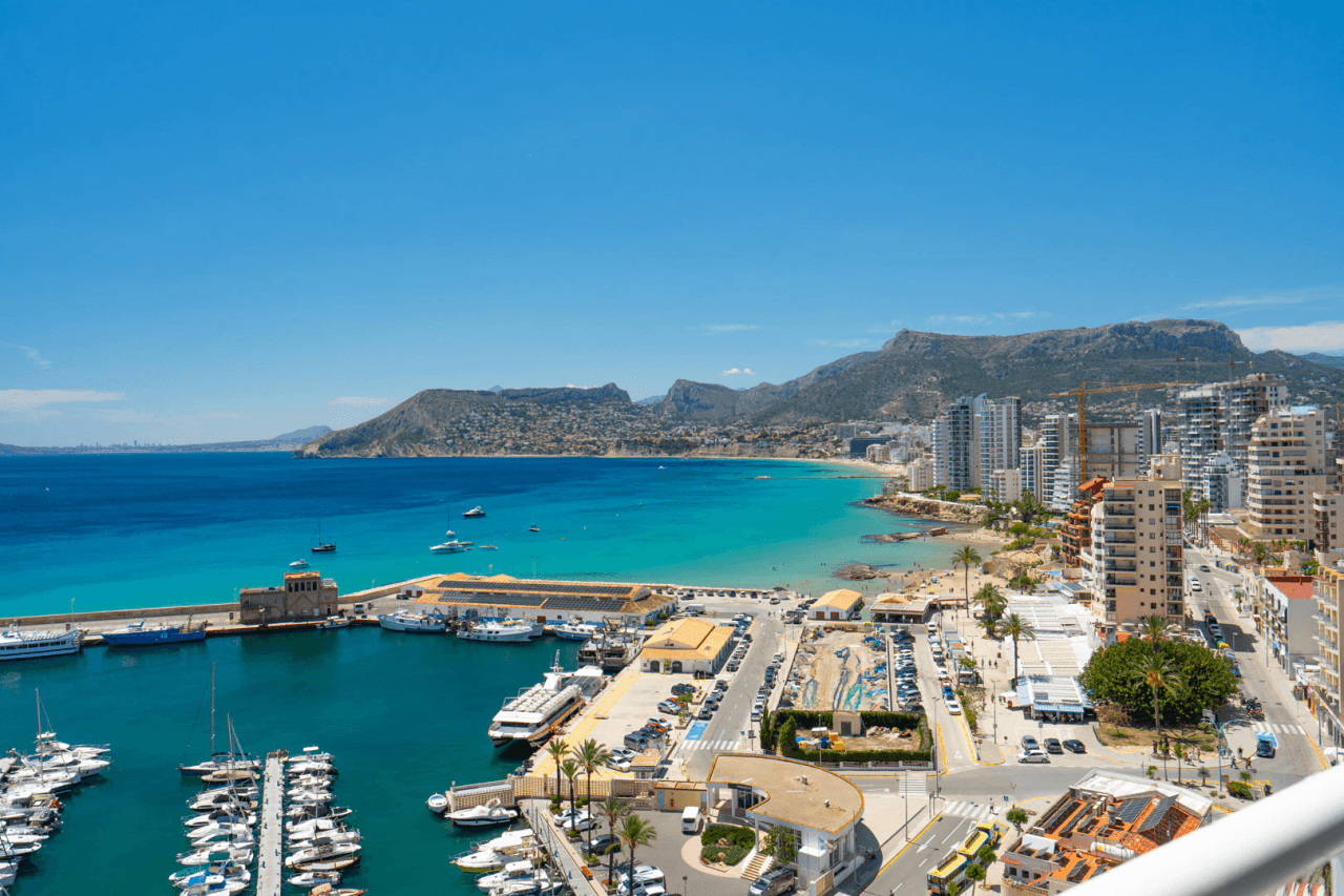 C4XY45657CAL Zwei nebeneinanderliegende Penthäuser erster Reihe mit Panoramablick aufs Meer und der Möglichkeit der Zusammenlegung stehen in Calpe zum Verkauf.