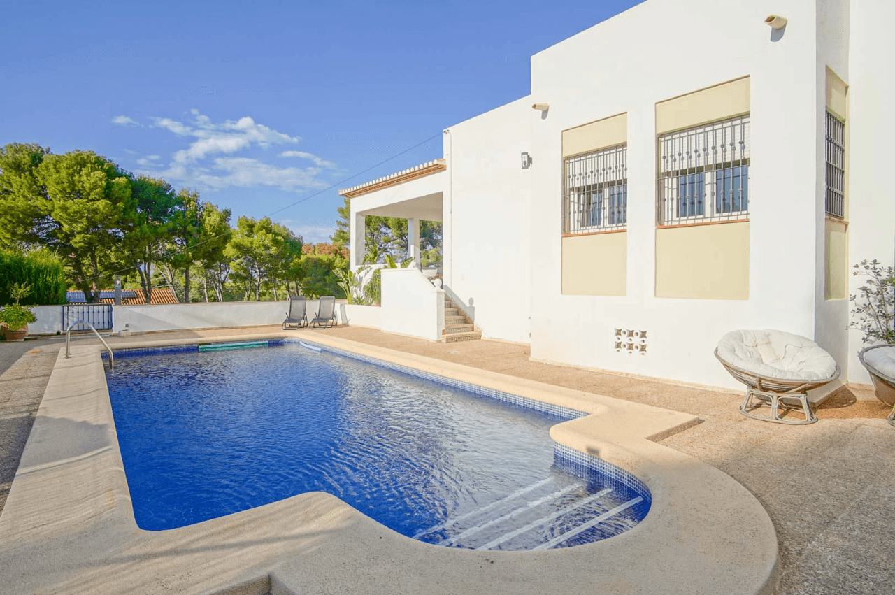 8176DEN Villa met gedeeltelijk zeezicht te koop in las Rotas, Denia