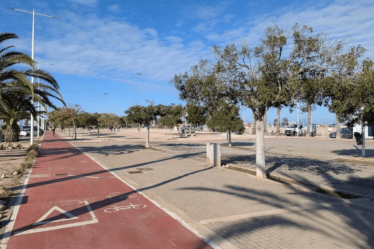 8273DEN Villaproject in Ibiza-stijl te koop met zwembad, zeer dicht bij het strand.