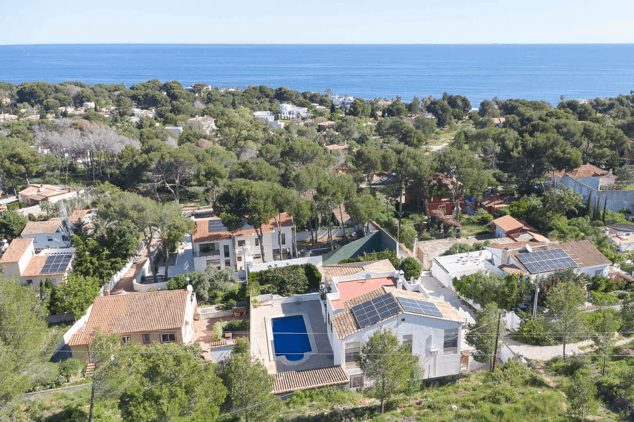 8176DEN Villa con vistas parciales al mar en venta en Las Rotas, Denia.
