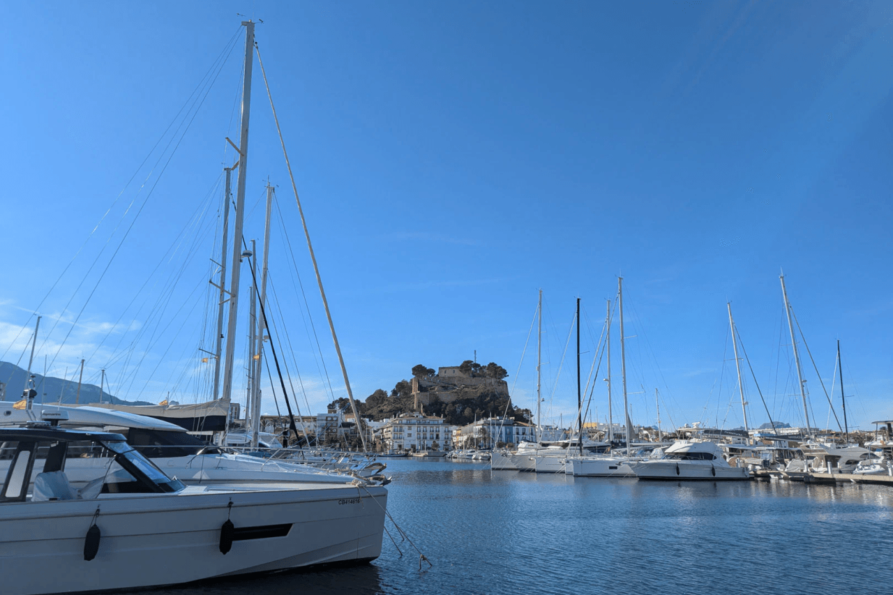 8273DEN Villaproject in Ibiza-stijl te koop met zwembad, zeer dicht bij het strand.
