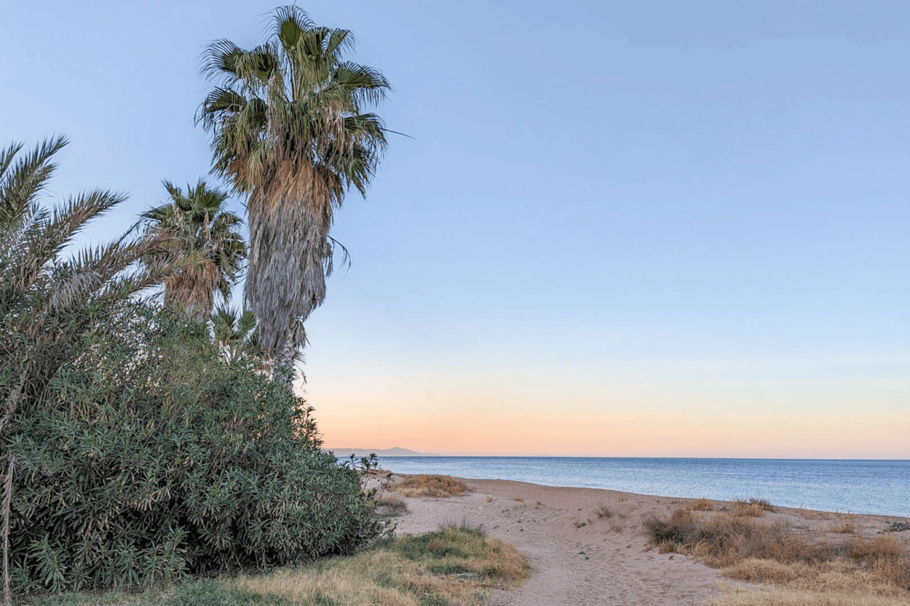 8273DEN Villaproject in Ibiza-stijl te koop met zwembad, zeer dicht bij het strand.