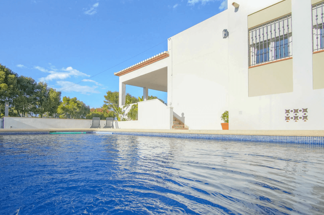 8176DEN Villa met gedeeltelijk zeezicht te koop in las Rotas, Denia