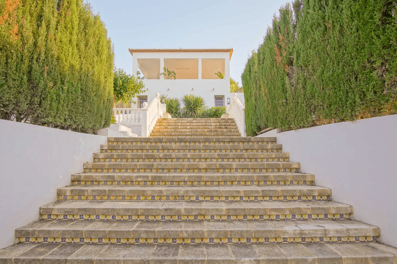 8176DEN Villa met gedeeltelijk zeezicht te koop in las Rotas, Denia