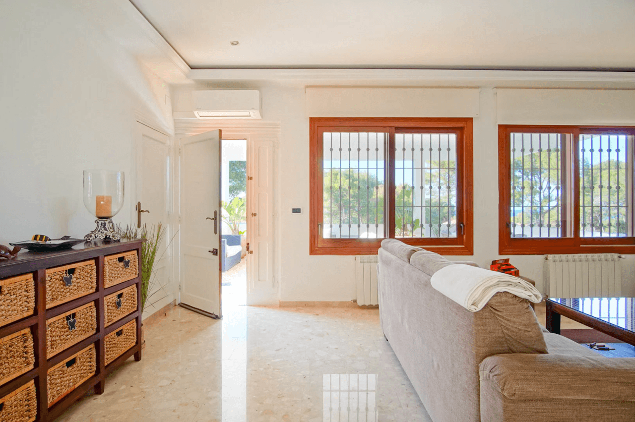 8176DEN Villa met gedeeltelijk zeezicht te koop in las Rotas, Denia