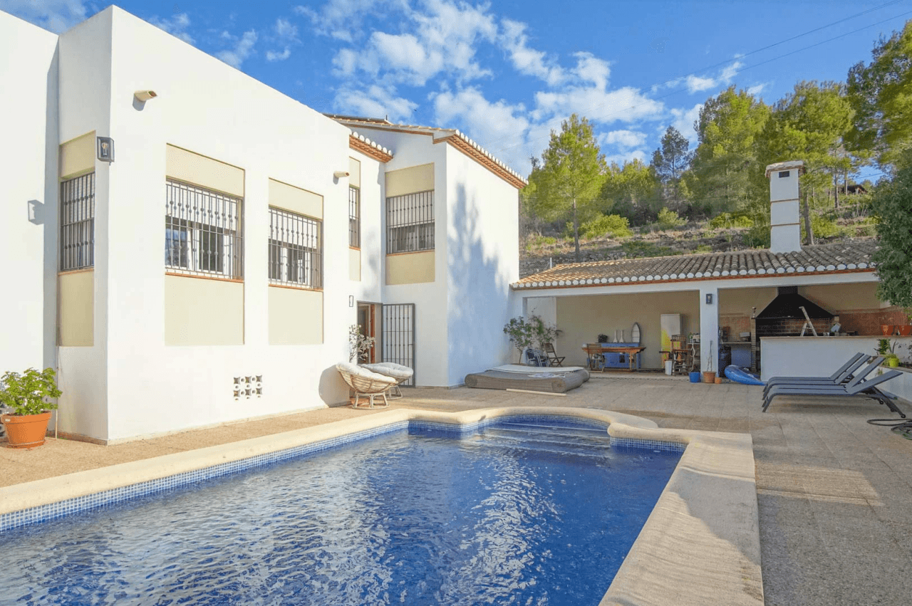 8176DEN Villa met gedeeltelijk zeezicht te koop in las Rotas, Denia