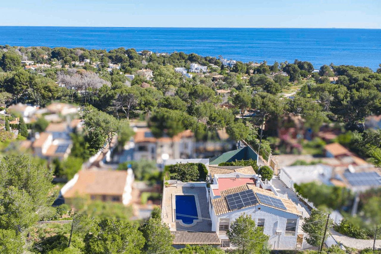 8176DEN Villa met gedeeltelijk zeezicht te koop in las Rotas, Denia