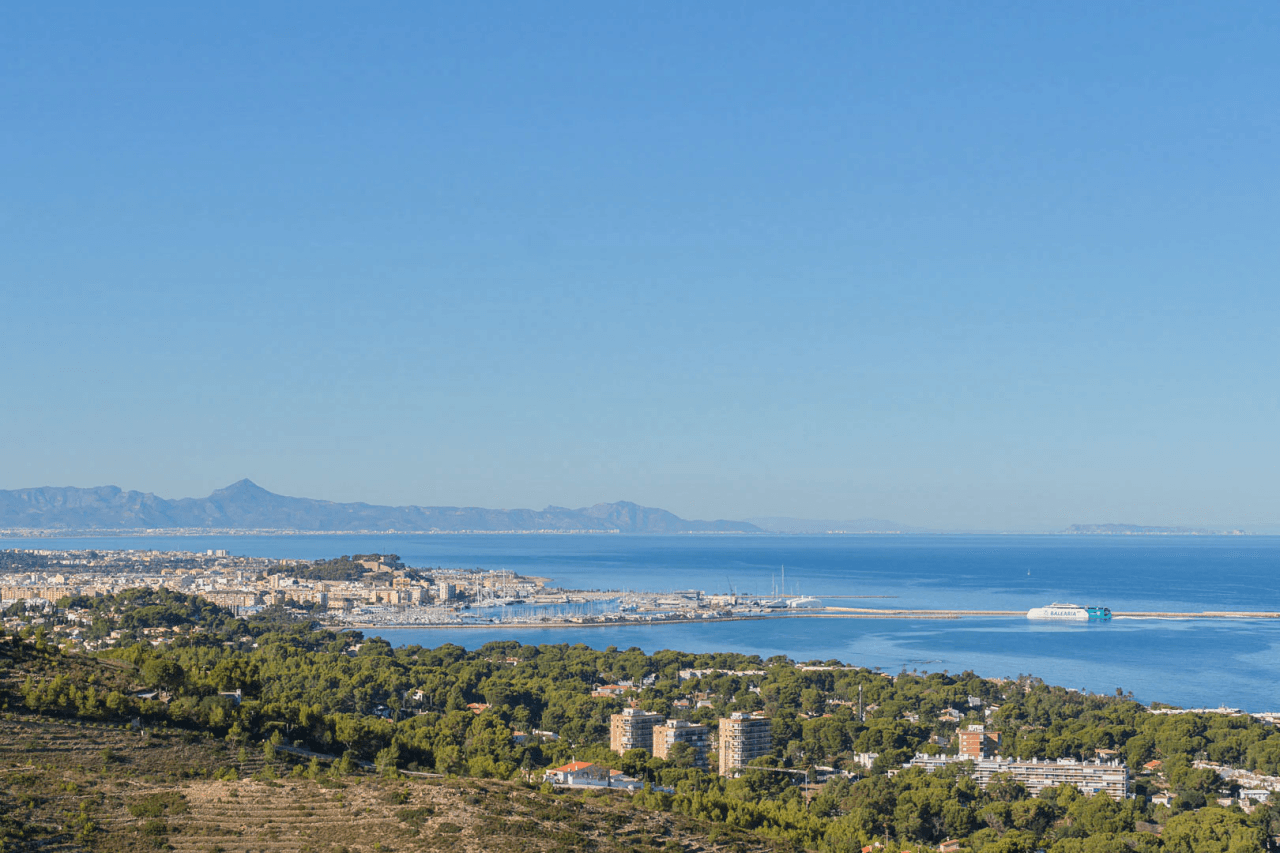 8273DEN Villaproject in Ibiza-stijl te koop met zwembad, zeer dicht bij het strand.
