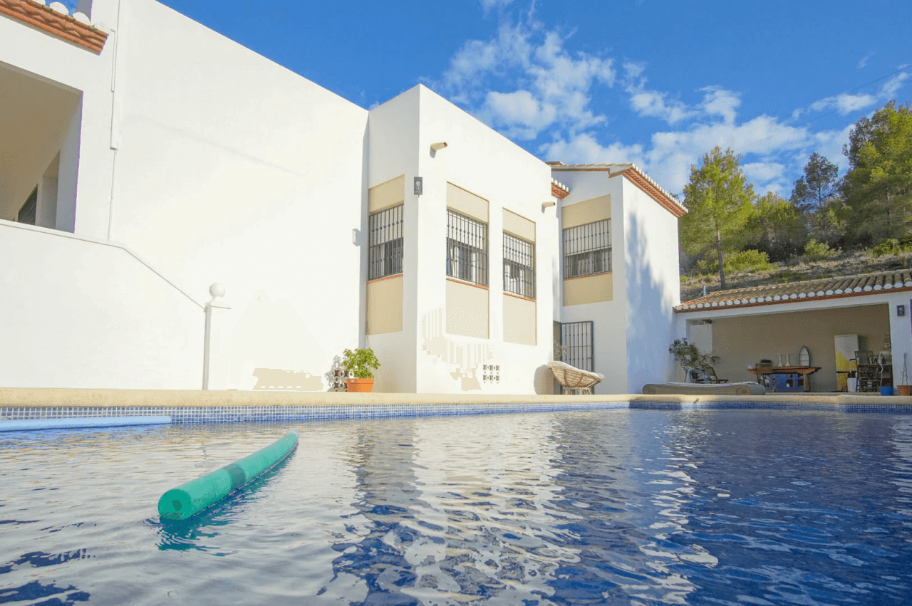 8176DEN Villa met gedeeltelijk zeezicht te koop in las Rotas, Denia