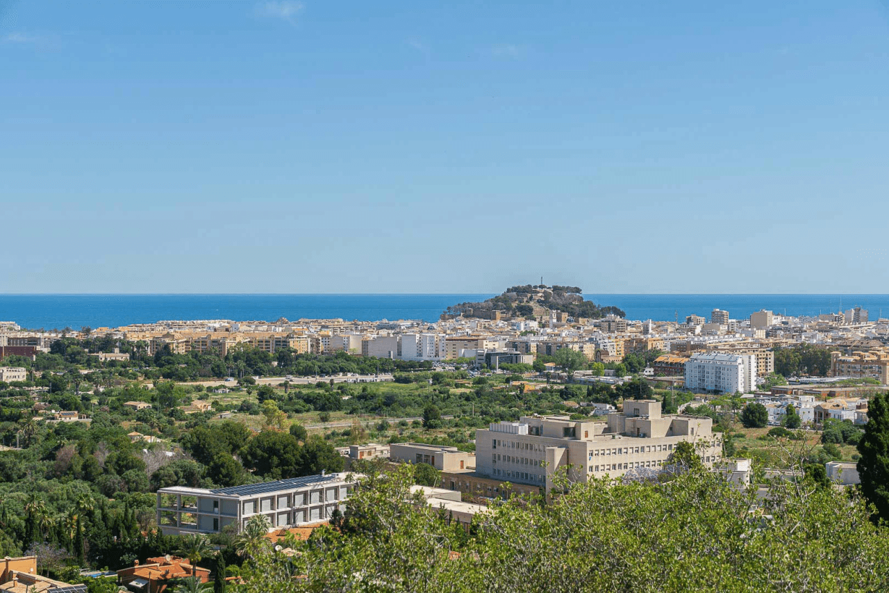8273DEN Villaproject in Ibiza-stijl te koop met zwembad, zeer dicht bij het strand.