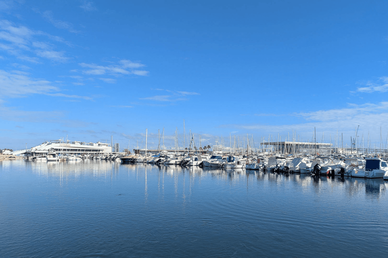 8273DEN Villaproject in Ibiza-stijl te koop met zwembad, zeer dicht bij het strand.