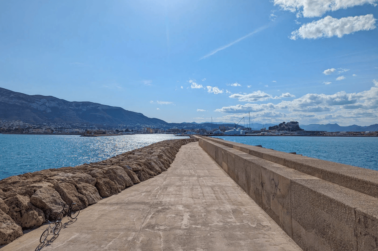 8273DEN Villaproject in Ibiza-stijl te koop met zwembad, zeer dicht bij het strand.