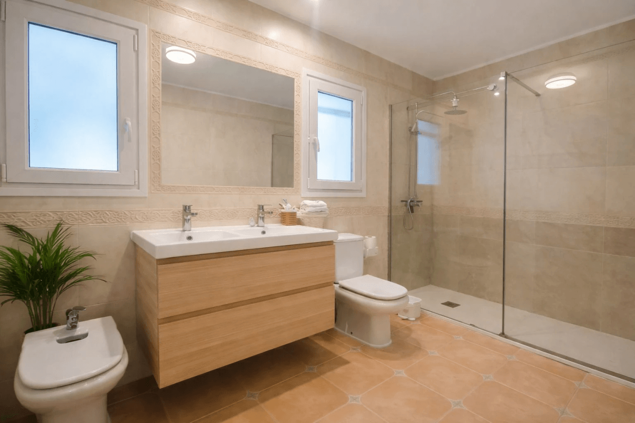 Drie slaapkamers villa, gastenappartement en zeezicht in Montgó, Dénia