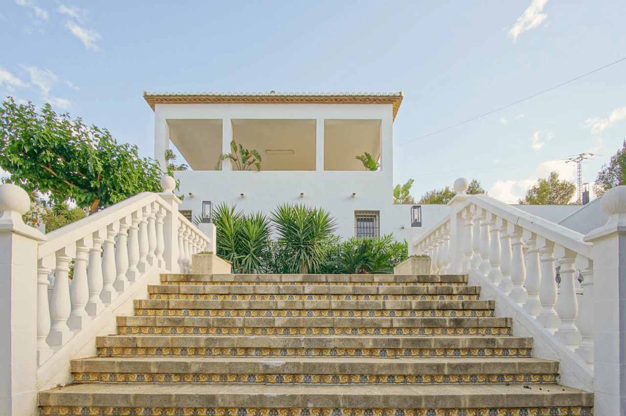 8176DEN Villa met gedeeltelijk zeezicht te koop in las Rotas, Denia