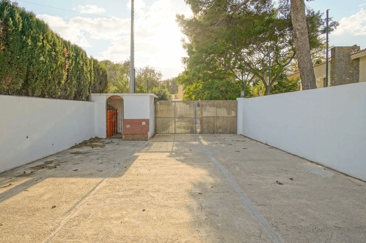 8176DEN Villa met gedeeltelijk zeezicht te koop in las Rotas, Denia