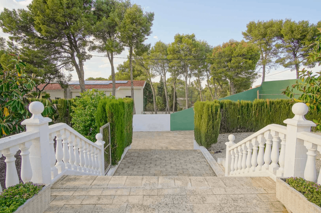 8176DEN Villa met gedeeltelijk zeezicht te koop in las Rotas, Denia