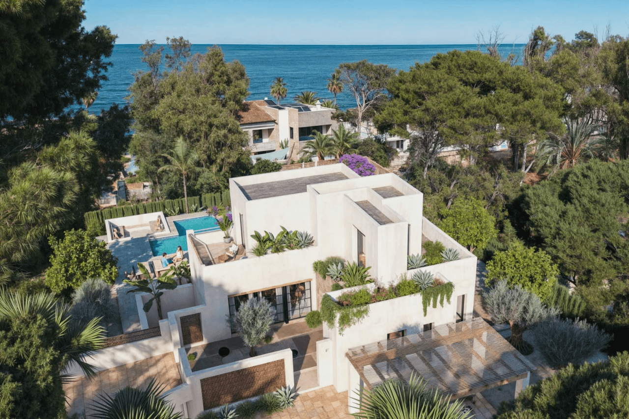 8273DEN Villaproject in Ibiza-stijl te koop met zwembad, zeer dicht bij het strand.