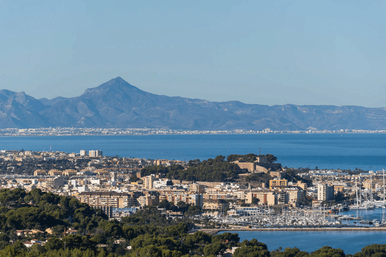 8273DEN Villaproject in Ibiza-stijl te koop met zwembad, zeer dicht bij het strand.