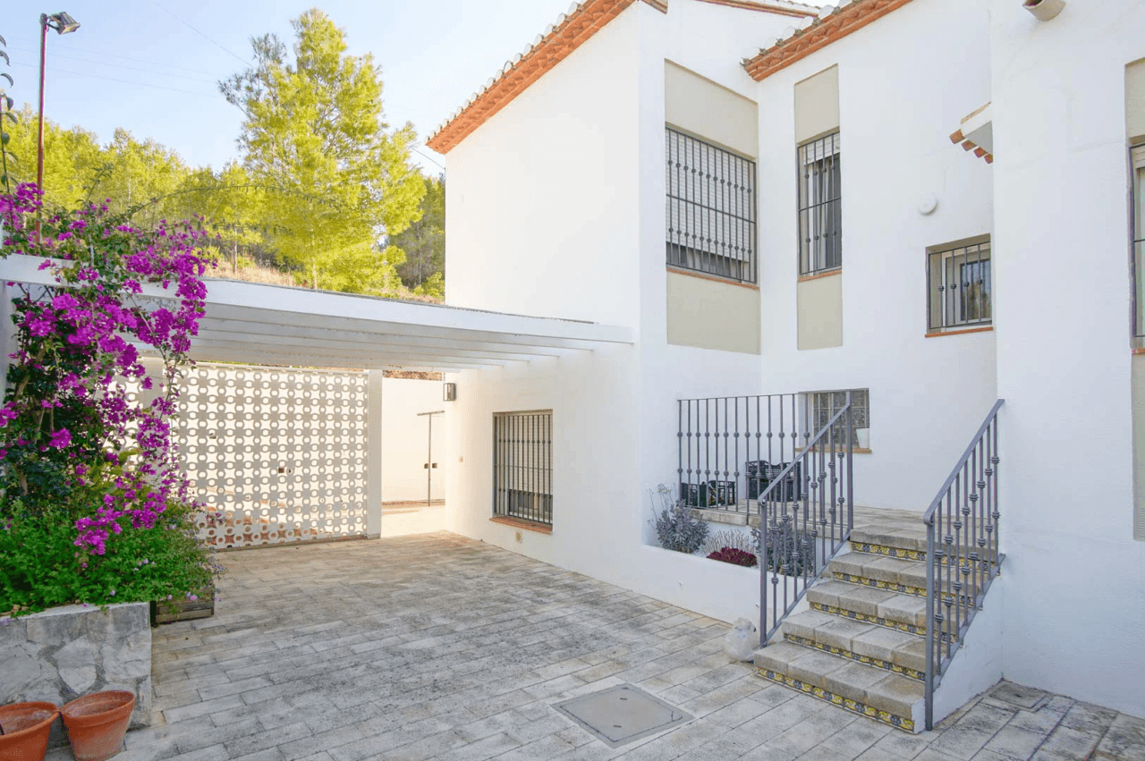 8176DEN Villa met gedeeltelijk zeezicht te koop in las Rotas, Denia