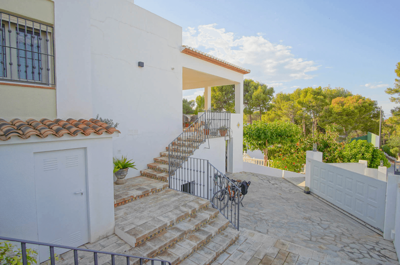 8176DEN Villa met gedeeltelijk zeezicht te koop in las Rotas, Denia