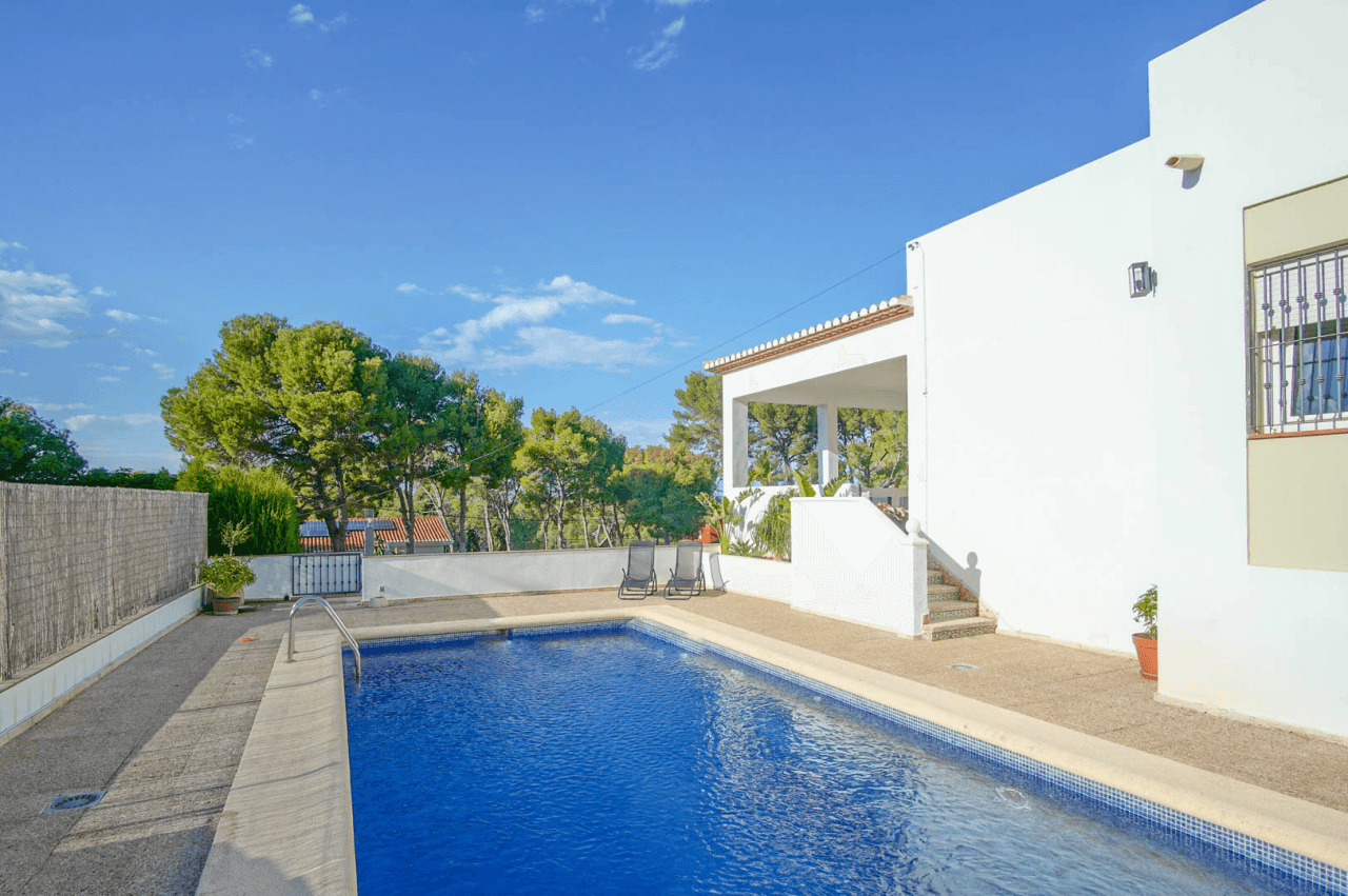8176DEN Villa met gedeeltelijk zeezicht te koop in las Rotas, Denia