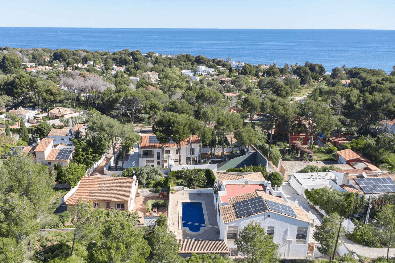 8176DEN Villa met gedeeltelijk zeezicht te koop in las Rotas, Denia