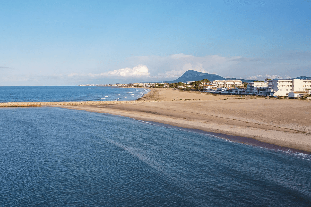 8273DEN Villaproject in Ibiza-stijl te koop met zwembad, zeer dicht bij het strand.
